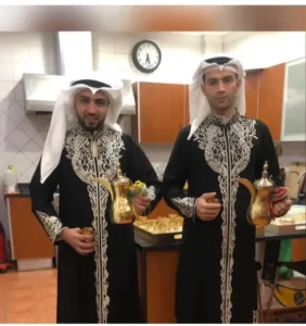 قهوجي عزاء الكويت لتقديم القهوة العربية
